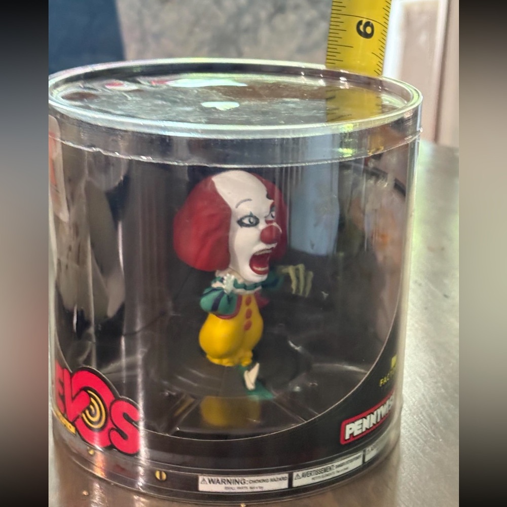 REVO Famous Friends Pennywise Vinyl Figure